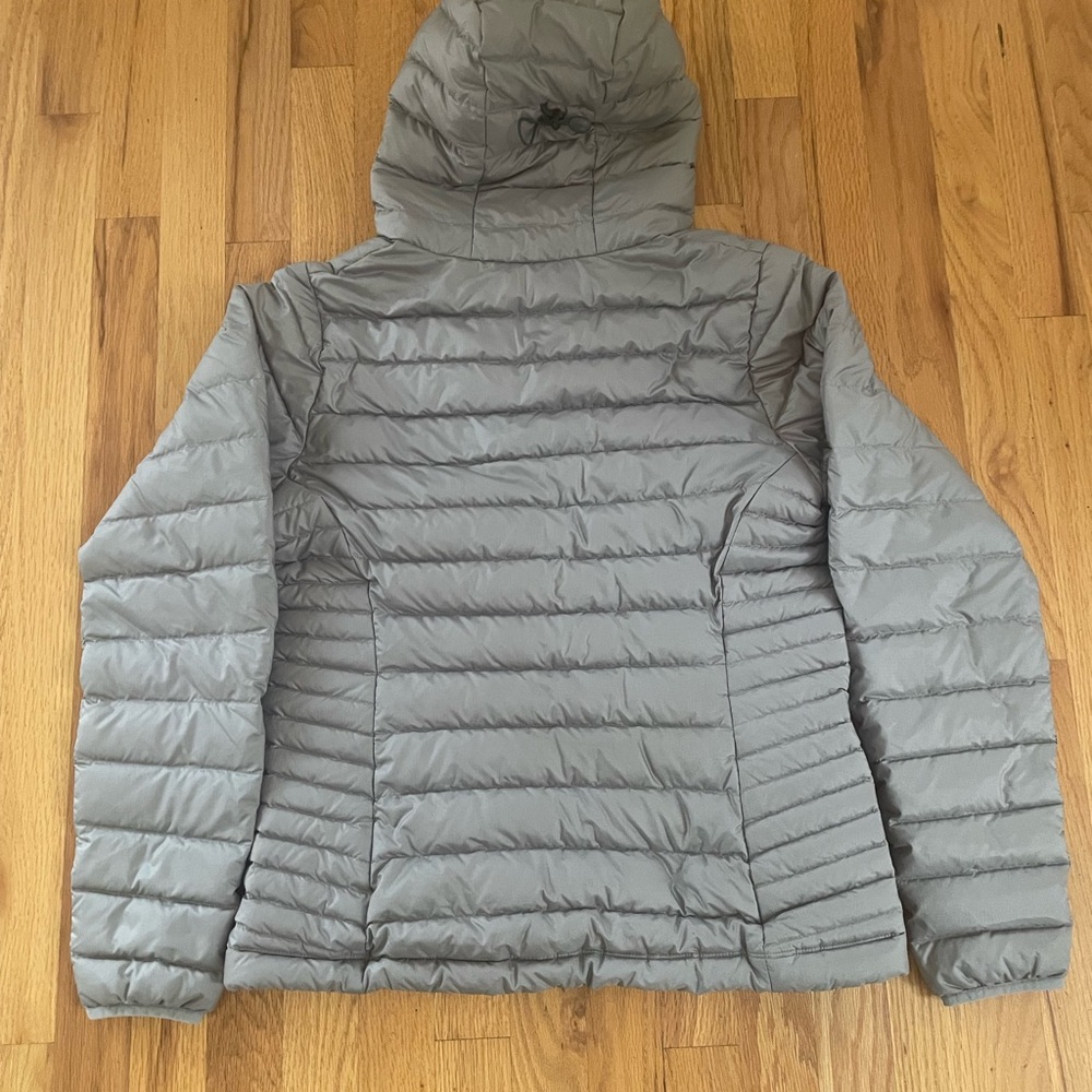 Women’s Patagonia Silver Quilted Puffer Jacket - Picture 4 of 5